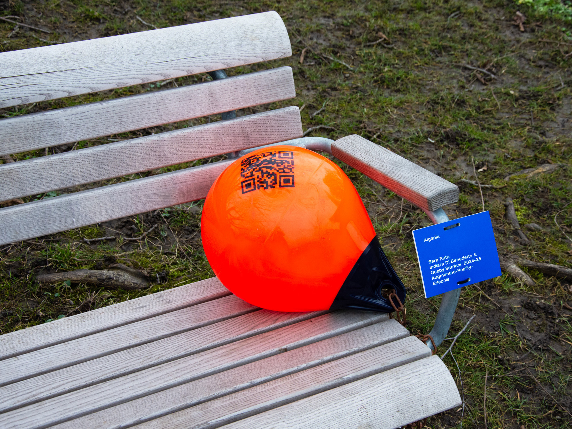 Algaeia – orange buoy with QR code on bench at Strandbad Tiefenbrunnen